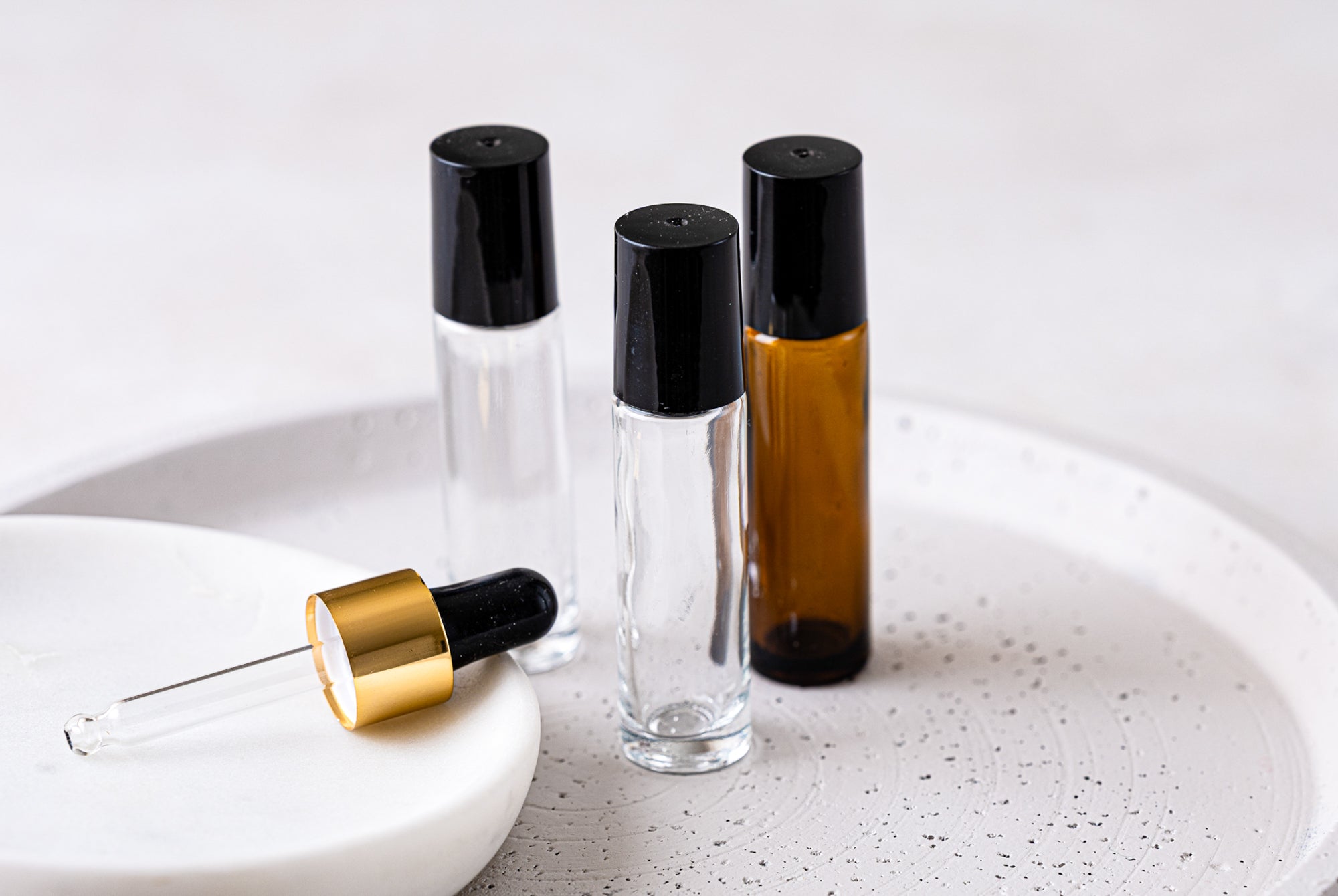 Przewodnik po sposobach użycia olejków eterycznych w aromaterapii.